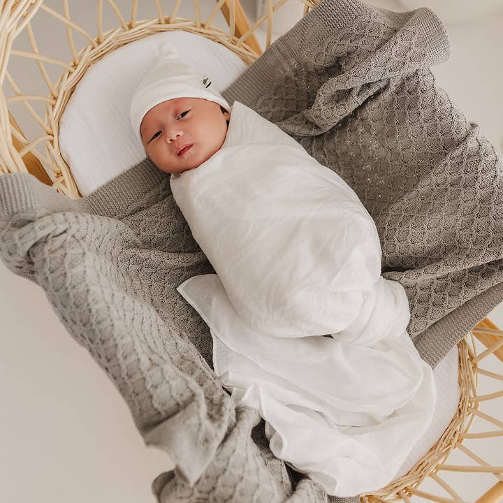 White Muslin Swaddle for wholesale by Emotion & Kids