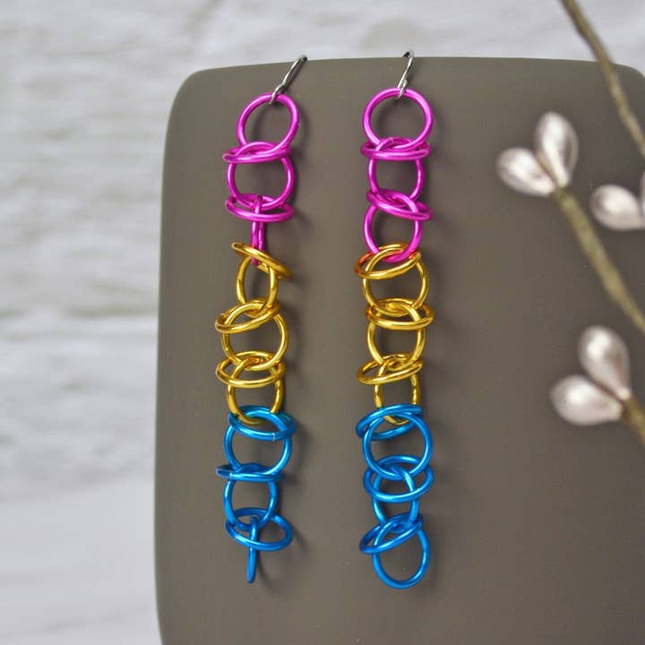 Pansexual Pride - Boucle d'oreille orbitale légère pour la vente par Rebeca Mojica Jewelry