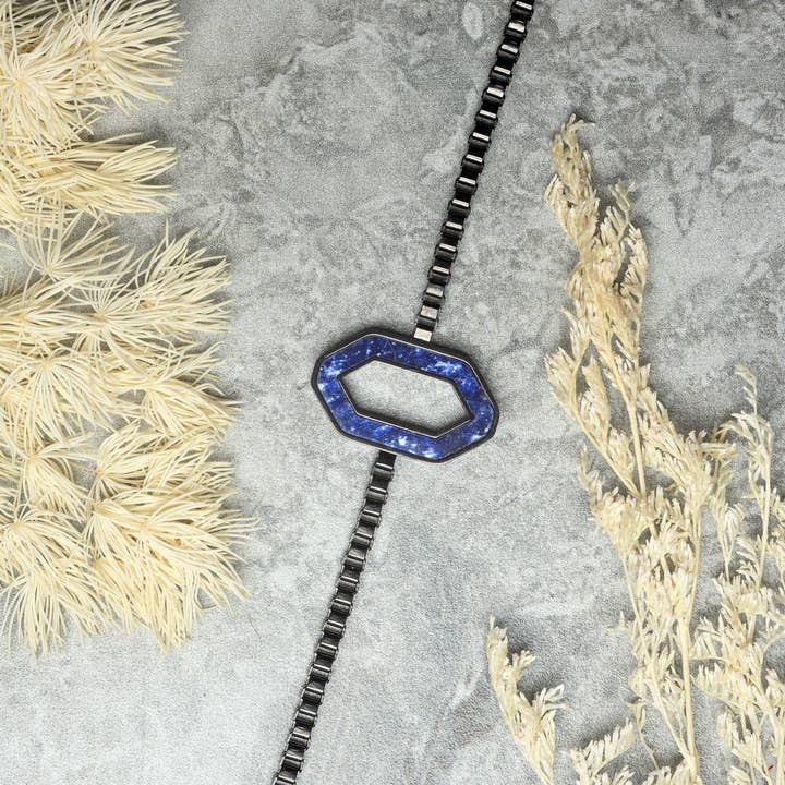 Bracelet en chaîne de pierre de lapis-lazuli avec pendentif hexagonal en acier noir | Nord pour la vente par Bear Essentials