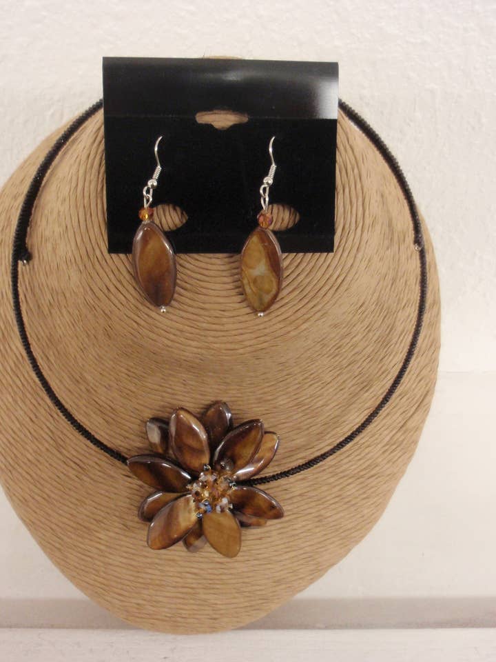 BRUINE GEHEUGENDRAAD MET BRUINE STENEN BLOEM HANGER KETTING S voor wholesale door International Duru's