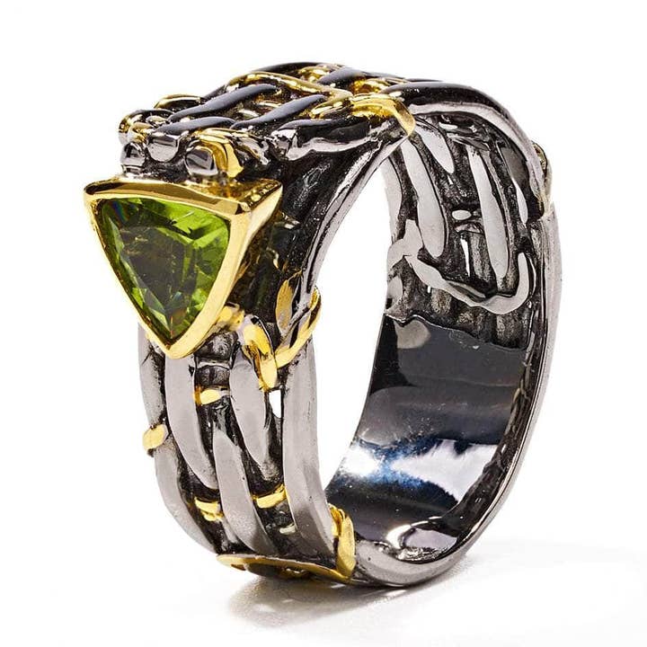 Anello Iconico Intrecciato in Argento 925 con Peridoto Taglio Trillion di Nicasia per la vendita all'ingrosso da parte di German Kabirski