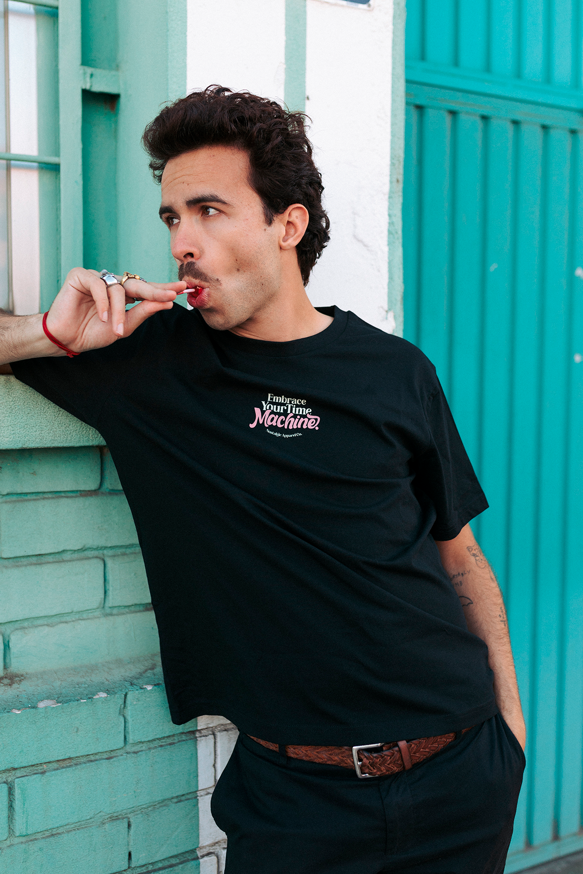 Nostalgic Apparel - Wholesale T-shirt met print - Uniseks - Embrace your Time Machine | Zwart T-shirt5