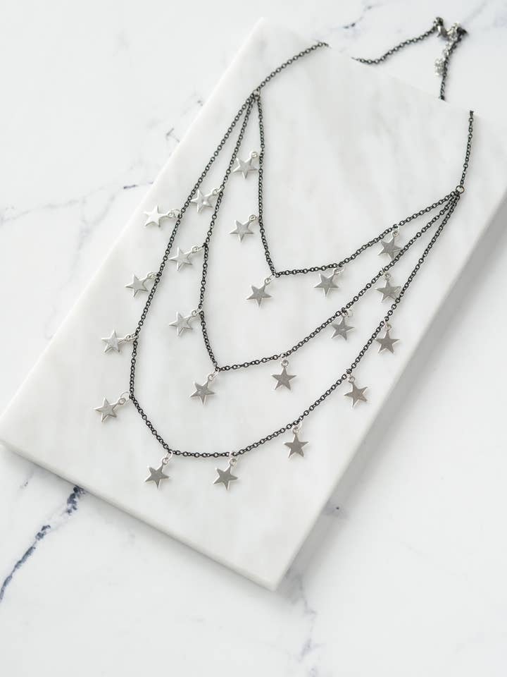 Collana con tripla stella. per la vendita all'ingrosso da parte di Goupi