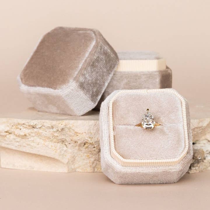 Luksus Velour Ringæske - Muskatnød for engroshandel hos The Whole Bride