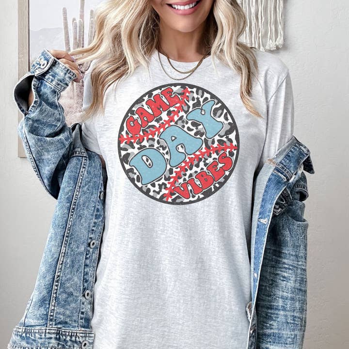 T-shirt en frêne de baseball à imprimé léopard Game Day pour la vente par Simply Tees
