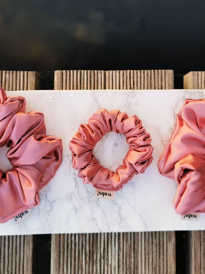 Staubiges rosa Haargummi for wholesale by What a bun!