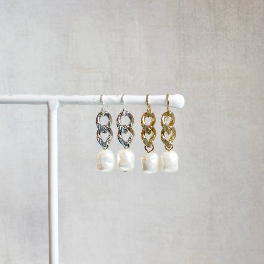 a.v. max – wholesale Dangle earrings – Soho Pearl & Curb Chain Earrings|Gold|Silver3