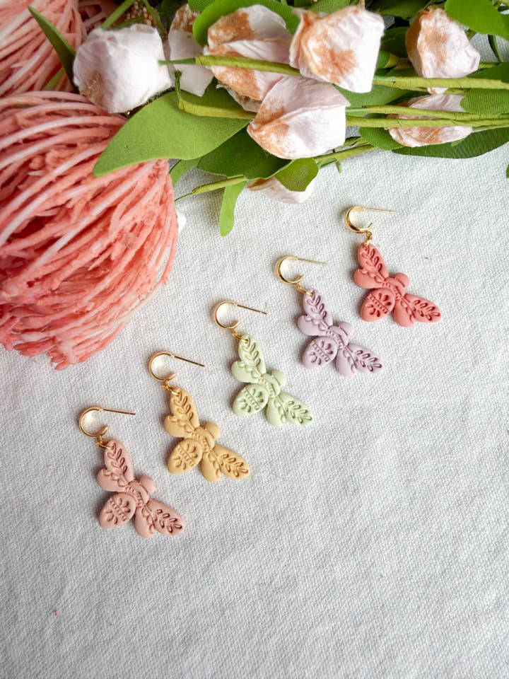Boucles d'oreilles en pâte polymère — jardin printanier bohème, abeille détaillée pastel pour la vente par Morning Dew Designs