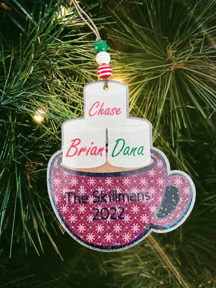 Family 2022 Personalisiertes Geschenk-Ornament, Weihnachtsgeschenk für Familie, Tasse für neue Familienmitglieder, Tassenschmuck für Mama, Großmutter, Tasse mit heißer Schokolade für den Großhandel von Chasin’ Self Care