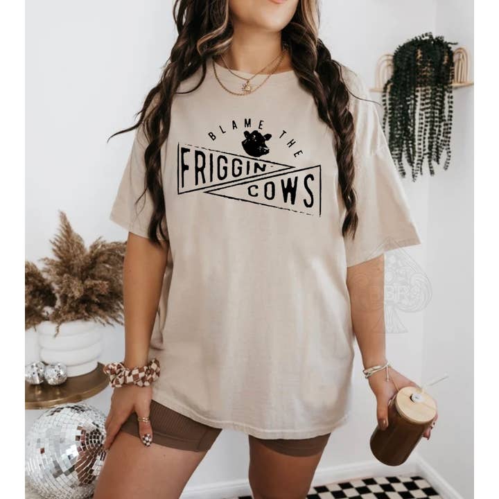 T-shirt con grafica Blame the danngin cows per la vendita all'ingrosso da parte di The Branded Blue Roan