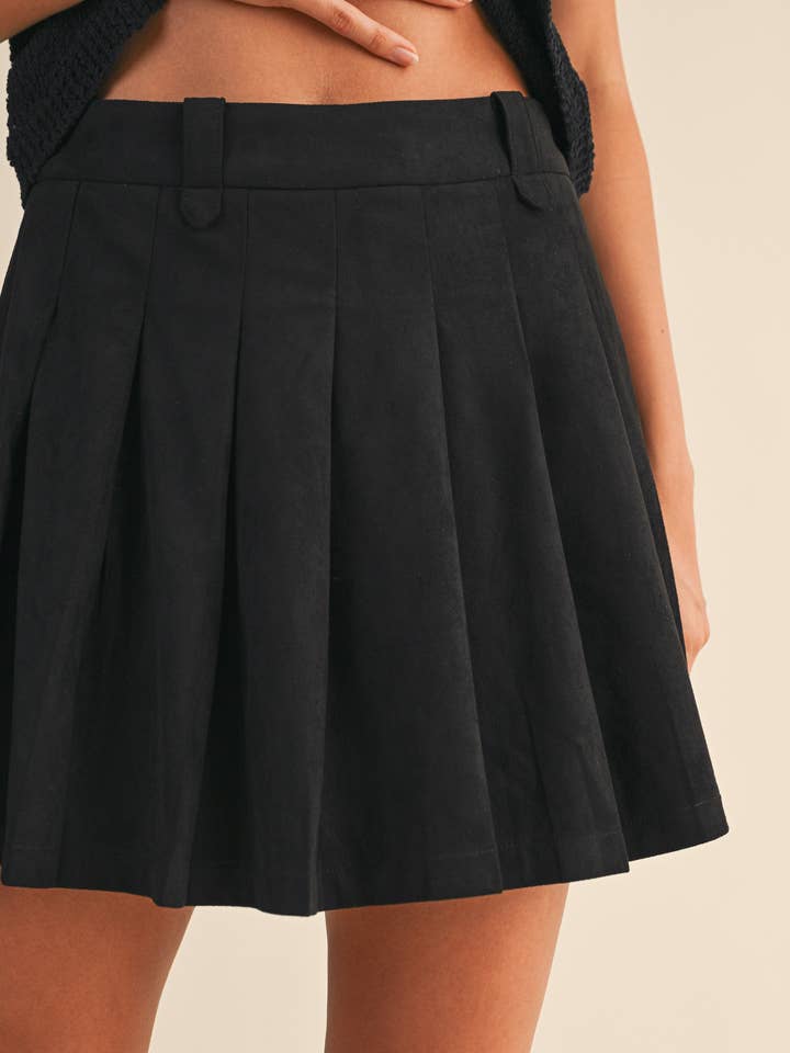 JUPE COURTE PLISSÉE EN DAIM AVEC PASSANTS DE CEINTURE IS1307 pour la vente par Klesis