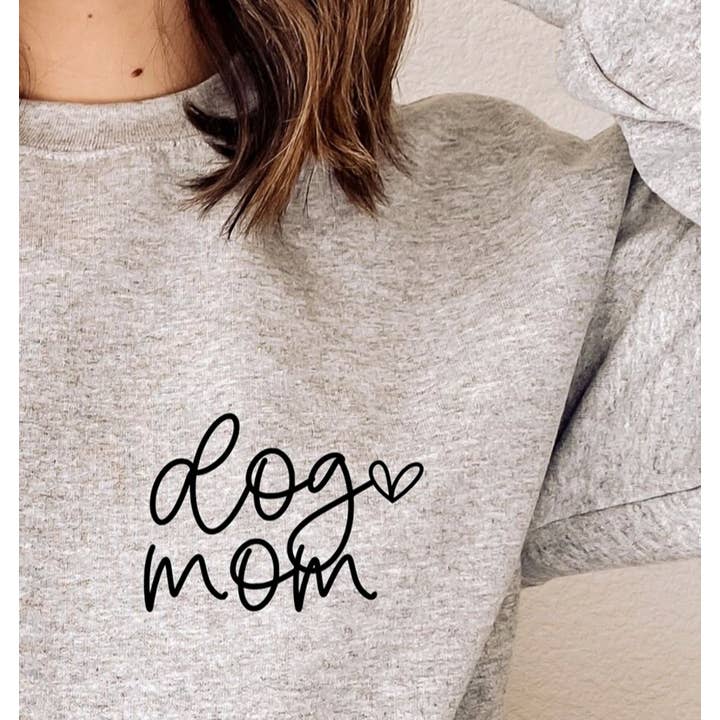Dog Mom Heart Crew Sweatshirt med Lomme-logo for engroshandel hos Peach Closet