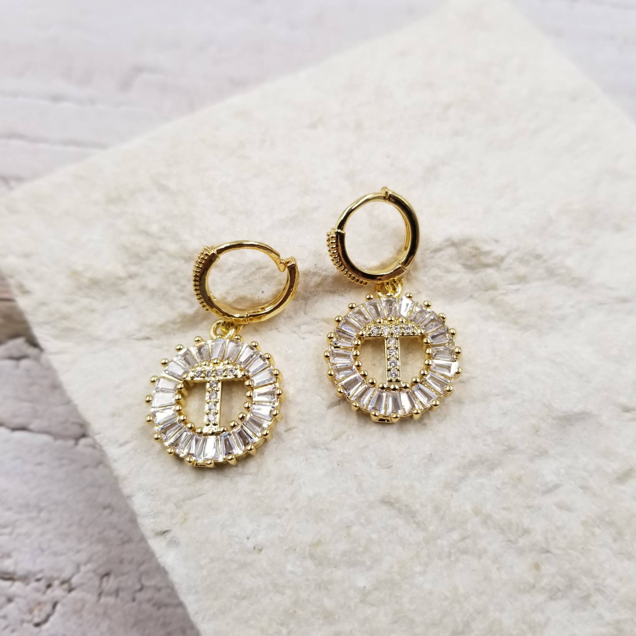 Treasure Wholesale – Brincos de argola por atacado – Brincos Pendente Inicial em Forma de Sol Radiante1