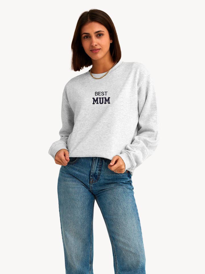 GRAUES SWEATSHIRT | STICKEREI "BEST MUM" für den Großhandel von Anitials