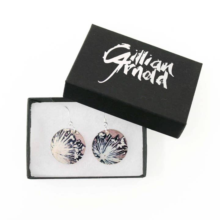 Botanisch inspiriertes Allium-Ohrring-Set. Stylisches Schmuck-Gi für den Großhandel von Gillian Arnold Jewellery