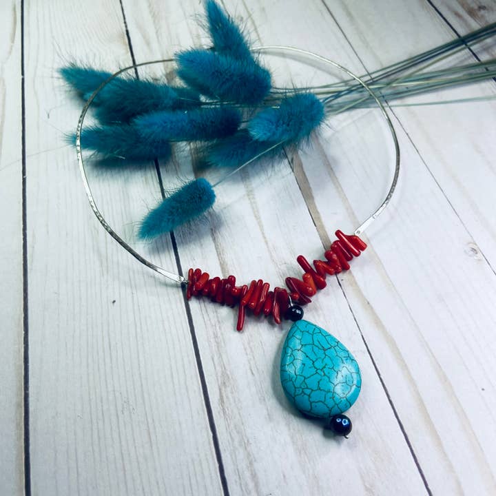 Pop of Nature Halskette aus Sterlingsilber und Howlith für den Großhandel von SNJD Boutique