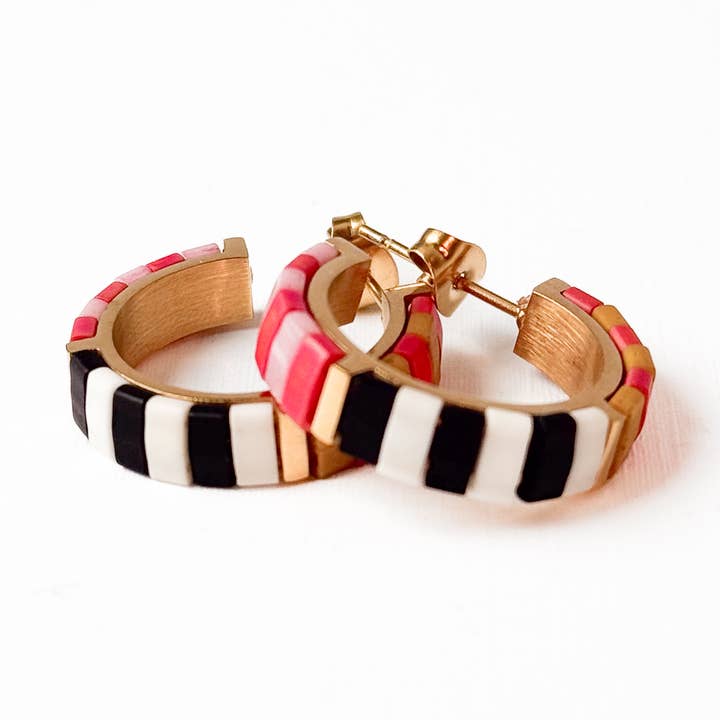 Boucles d'oreilles créoles en perles Tila noir et blanc, plaquées or, faites à la main. pour la vente par Nest Pretty Things