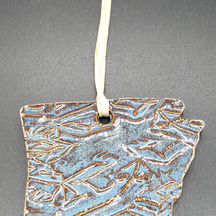 Asst Color- Arkansas State handgjord stengodsprydnad för wholesale av White Squirrel Clayworks