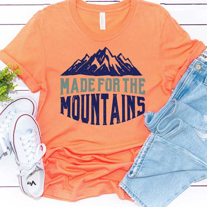 T-shirt graphique Jeunesse Made For The Mountains pour la vente par Kids By Kissed Apparel