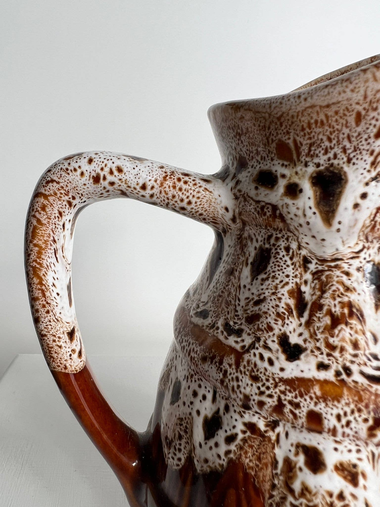 Office Objets – Objeto de mesa decorativo por atacado – Pequena jarra decorativa cerâmica vidrada com motivo de barril de cerveja4