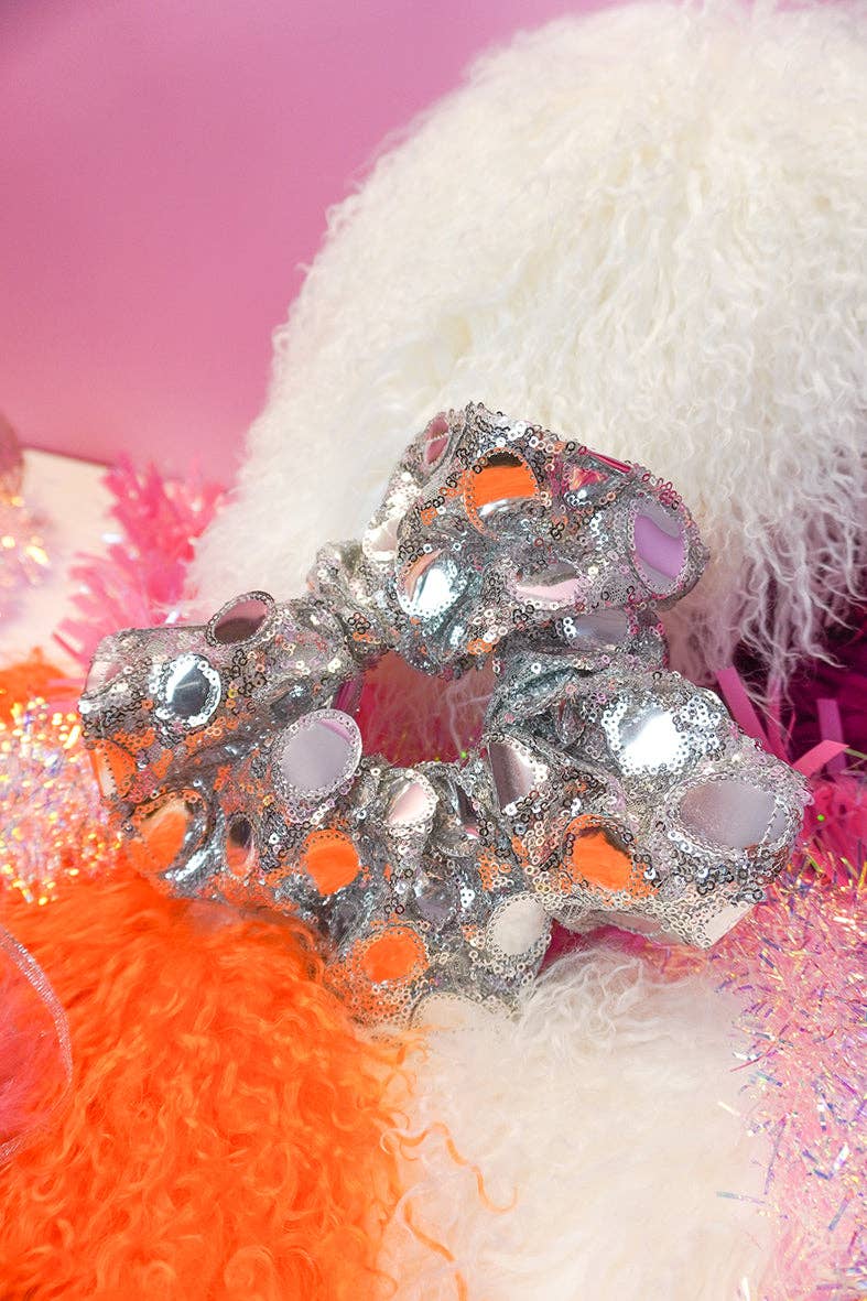 Isolated Heroes – Engroshandel Scrunchie – Kvinder – Barbarella Sølv Paillet Super Scrunchie1