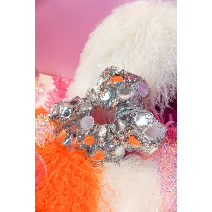 Isolated Heroes – Engroshandel Scrunchie – Kvinder – Barbarella Sølv Paillet Super Scrunchie1