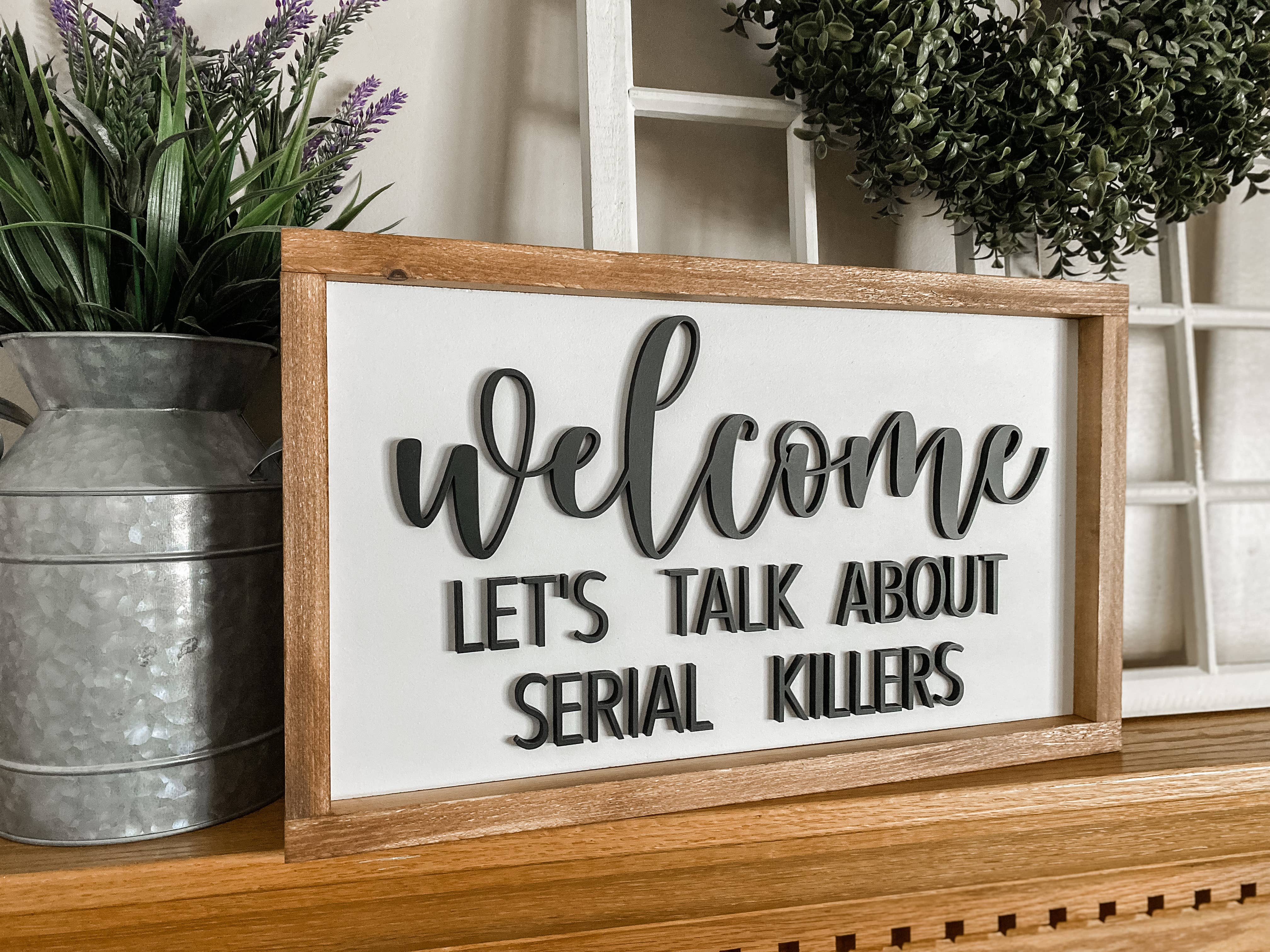 Three Bees Decor - Vendita all'ingrosso Cartelli - Benvenuto Parliamo di serial killer1