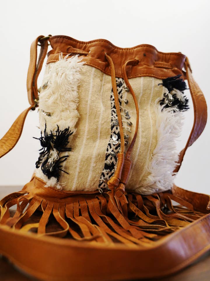 Sac tapis en cuir fait main 2 pour la vente par Simply Moroccan