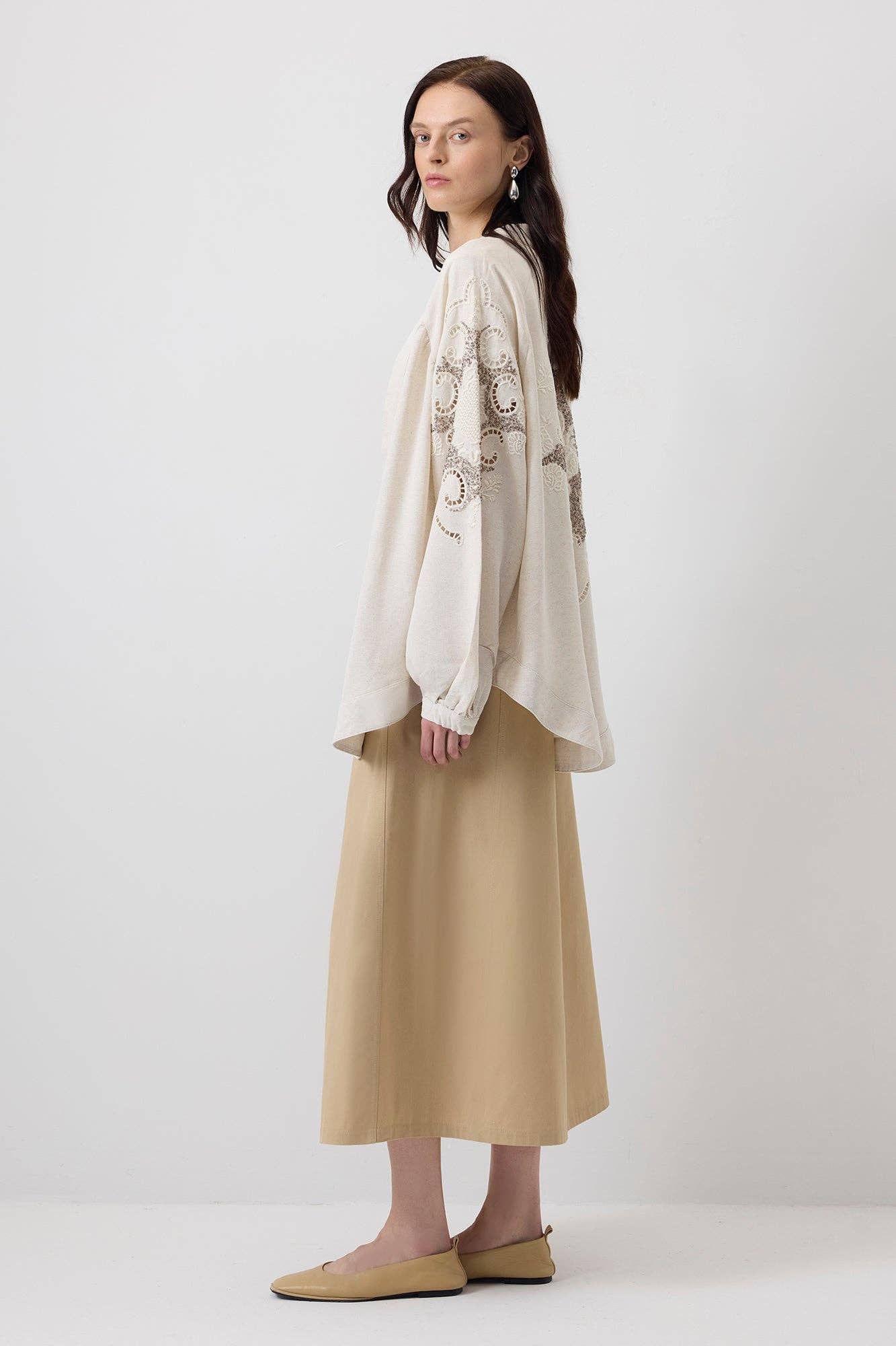 Naturel LINNESTRUKTURERAD KIMONO MED PALJETTDETALJER för wholesale på Faire3