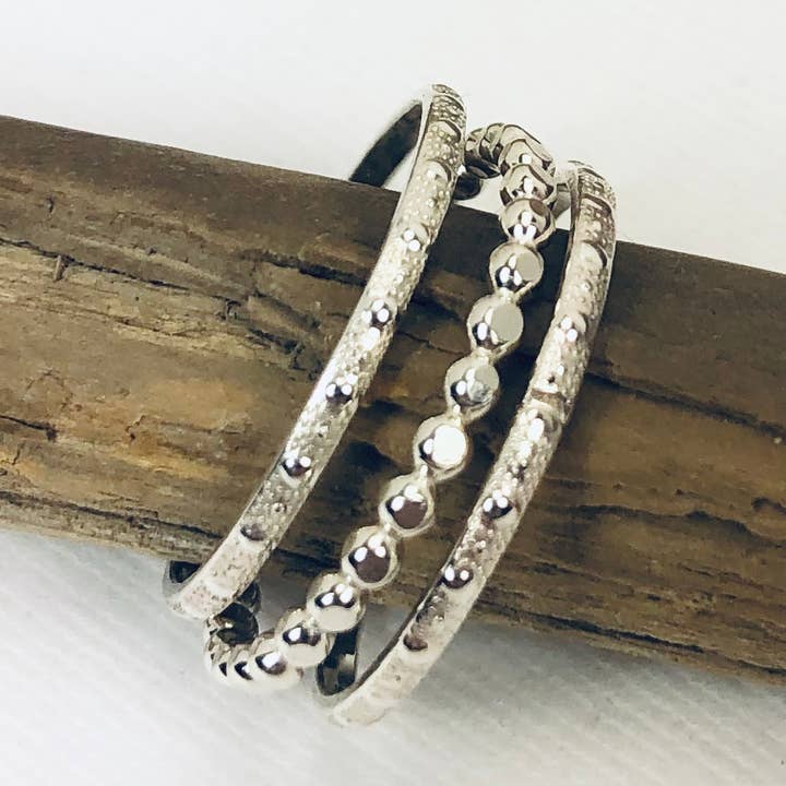 Bagues empilables en argent texturé pour la vente par Laura J Designs