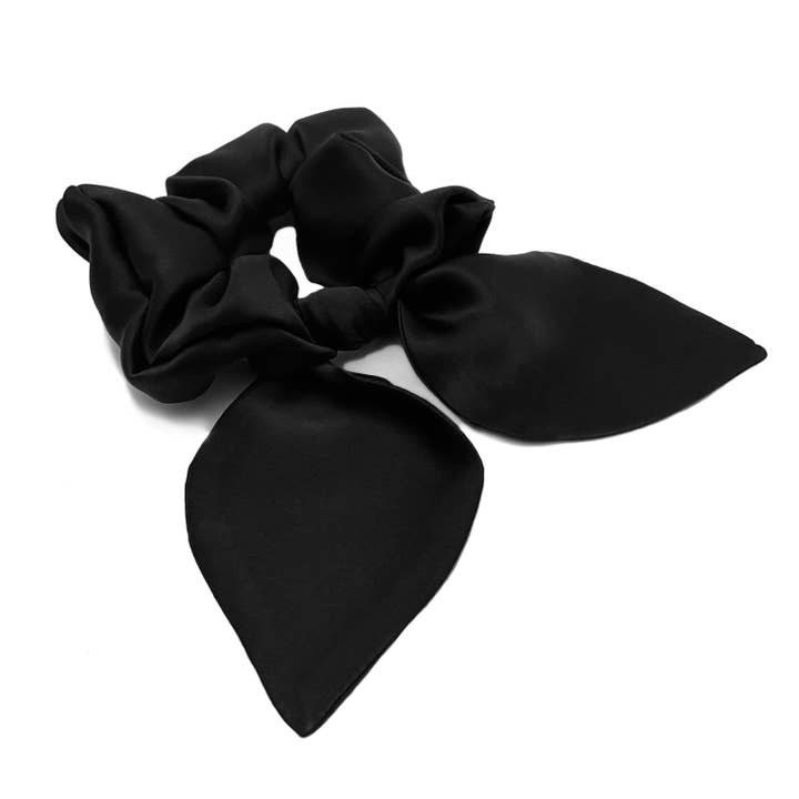 Chouchou en soie onyx avec nœud. pour la vente par Krystell Barraza