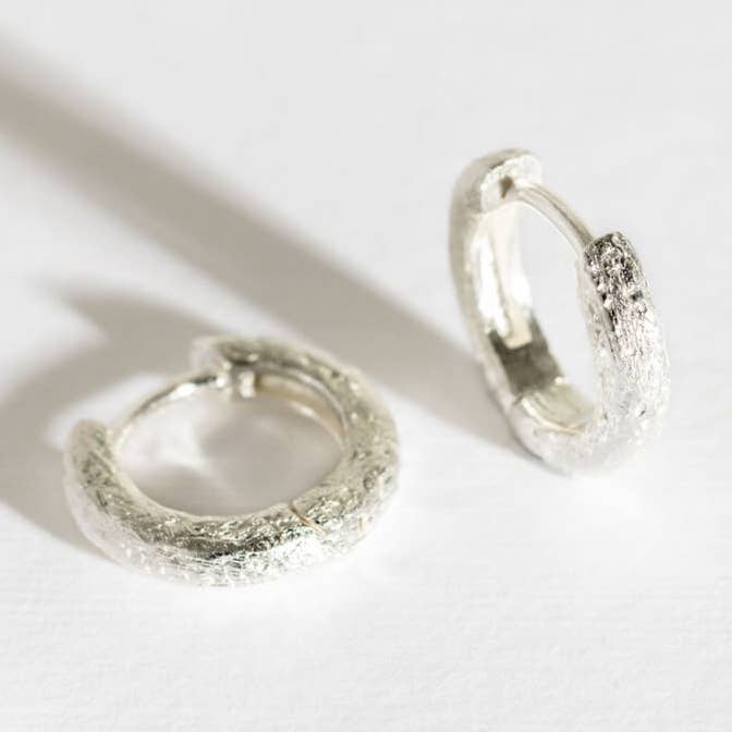 Pendientes de aro plateados con textura antigua para venta al por mayor de Claire Hill Designs