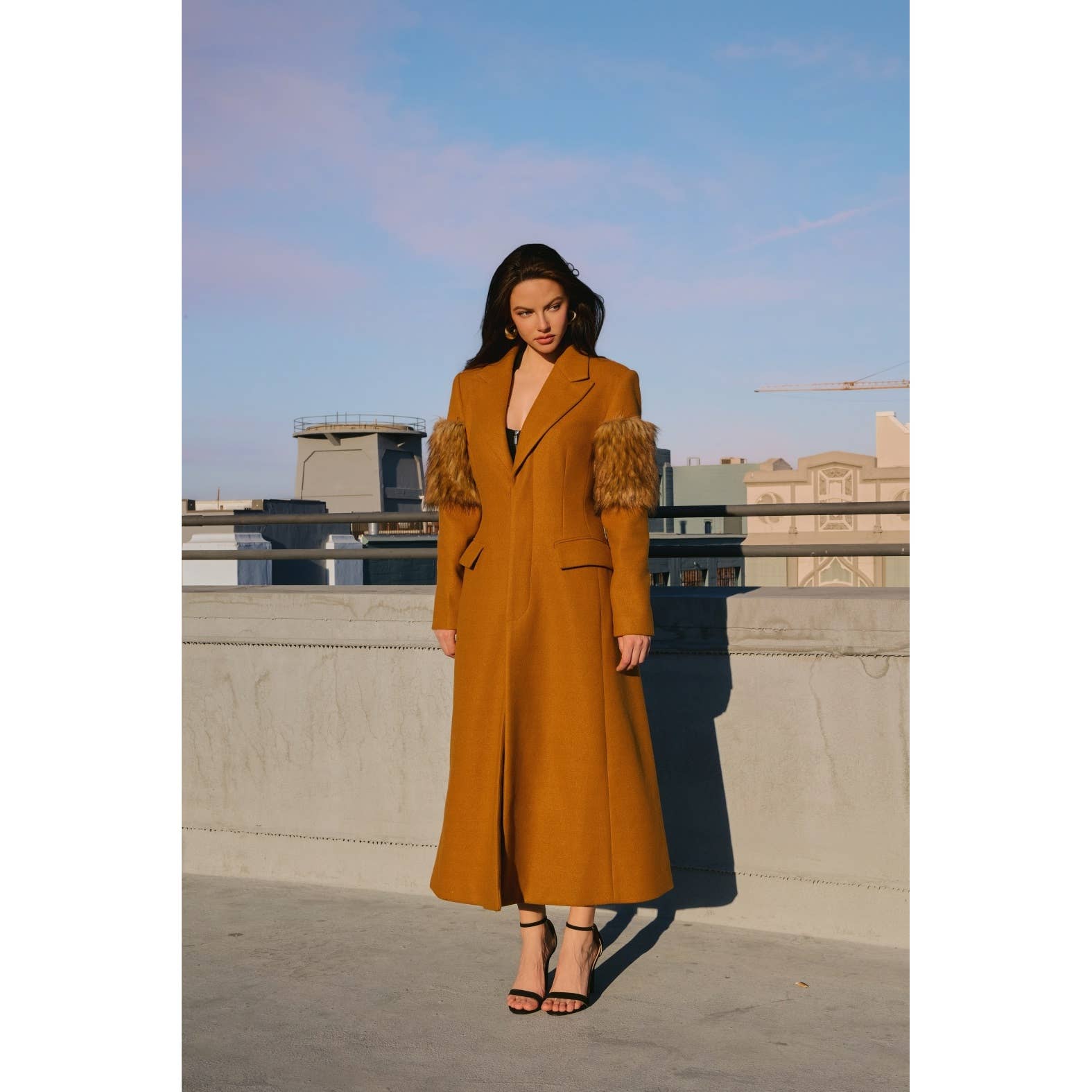 The Sang – Engroshandel Frakke - Dame – ÆRMET FAUX PELS FASTGJORT MAXI-FRAKKE6