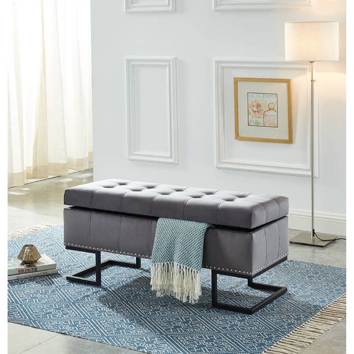 Pouf matrimoniale trapuntato imperiale con borchie - base nera grigia per la vendita all'ingrosso da parte di IH Casa Decor