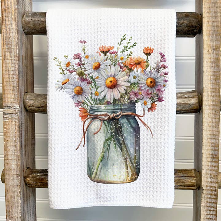Torchon de printemps avec pot Mason et marguerite sauvage pour la vente par This Joyful Home