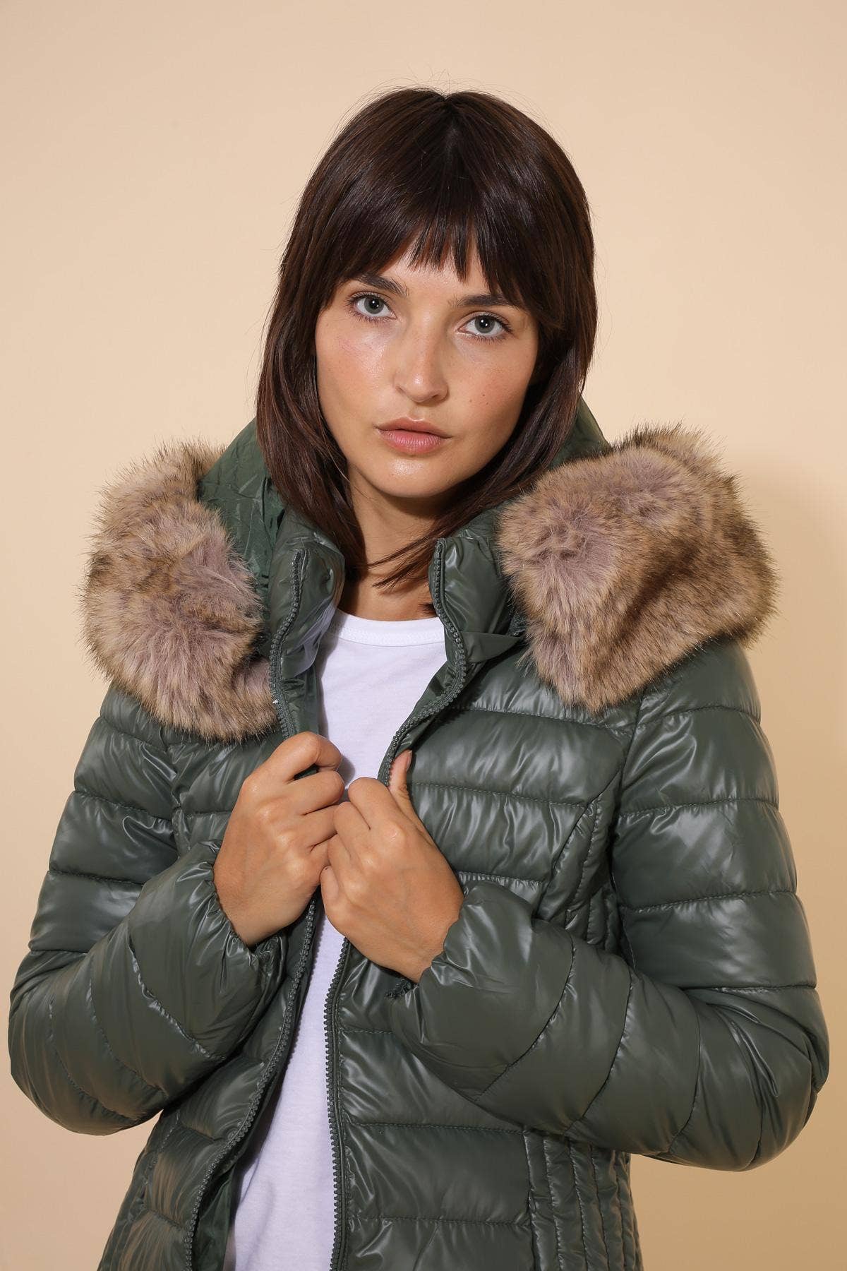 Attrait Paris – Großhandel Pufferjacke – Damen – Metallic lange Steppjacke mit Fell am Kapuzenrand25