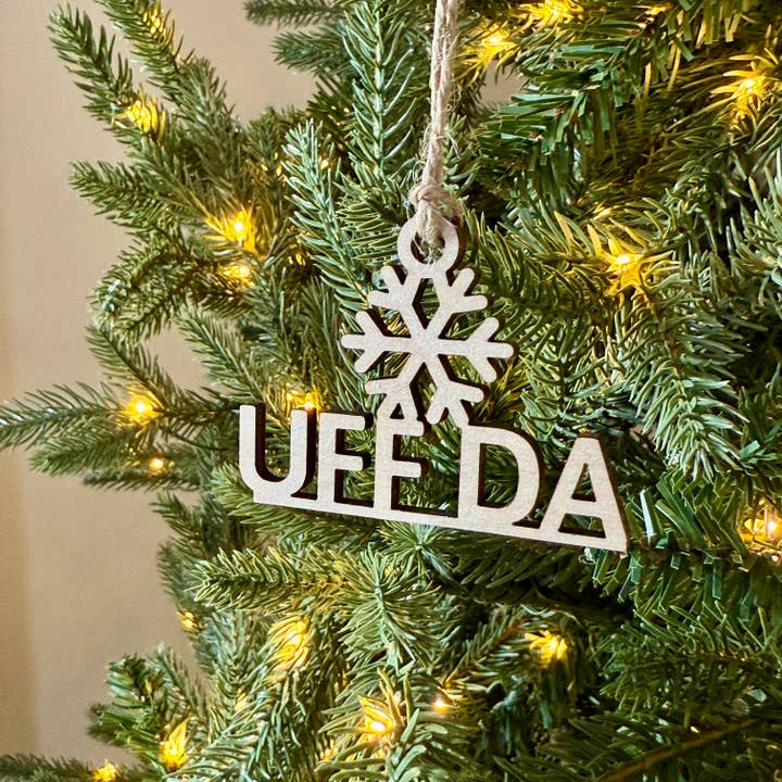 UFF DA Ornamento de Madeira Norueguesa© por Aurora North Home por atacado de Aurora North Home