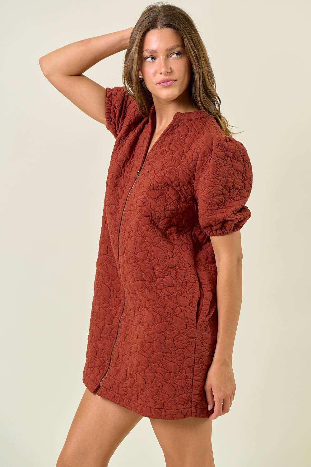 Doe and Rae – wholesale Klänning - Dam – FLORAL JACQUARD KLÄNNING MED DRAGKEDJA FRAM OCH PUFFÄRMAR - 28054D3