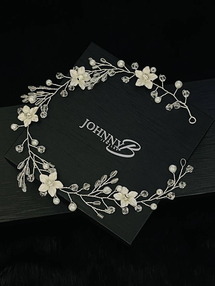 TULLA - Fleur Blanche Avec Cristal Et Perles Pièce De Cheveux En Argent pour la vente par JohnnyB Jewelry