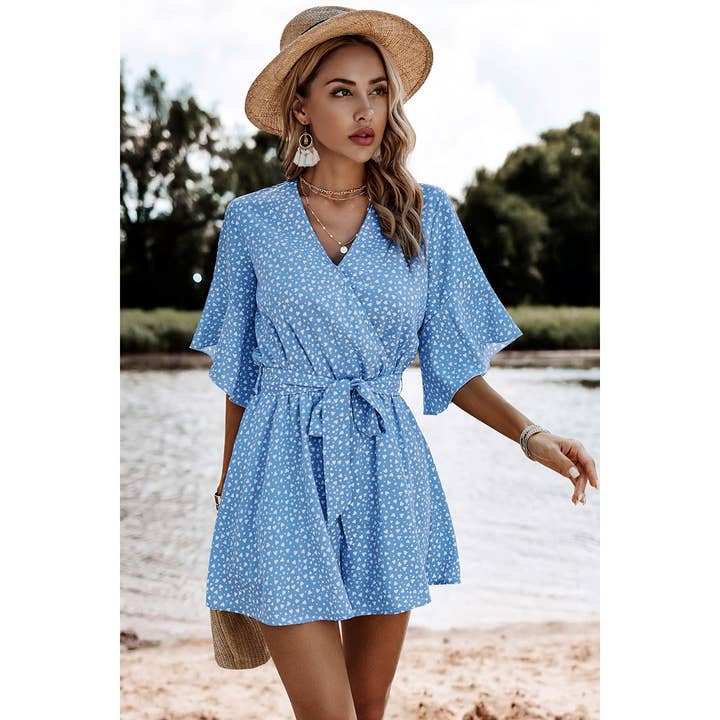 Combishort à ourlet évasé avec col en V, volants et ceinture pour la vente par Supreme Fashion