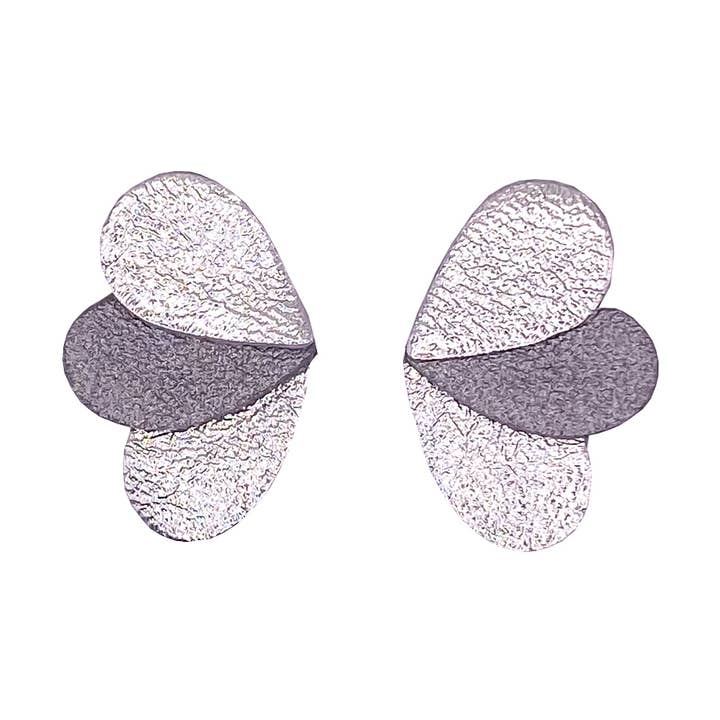 Grijze en zilveren leren vlinder oorstekers voor wholesale door Manali