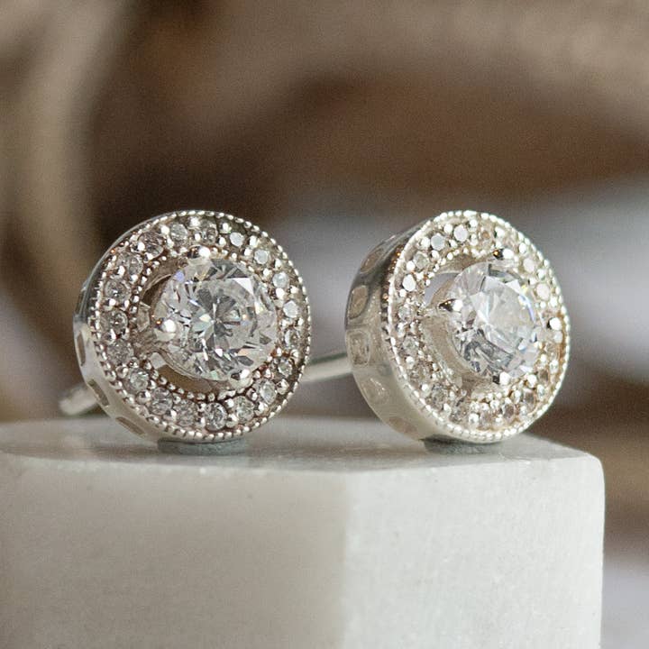 Örhängen i sterlingsilver med CZ-halo för wholesale av The Little Keepsake Company