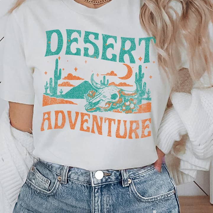 Top a maniche corte con stampa grafica avventura nel deserto per la vendita all'ingrosso da parte di Amused by Blue