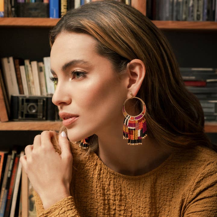 Mayana Designs Co - Wholesale Hangende/ronde oorbellen - Handgeweven geschilderde oorbellen met woestijnfranjes (blauw) met kralen7