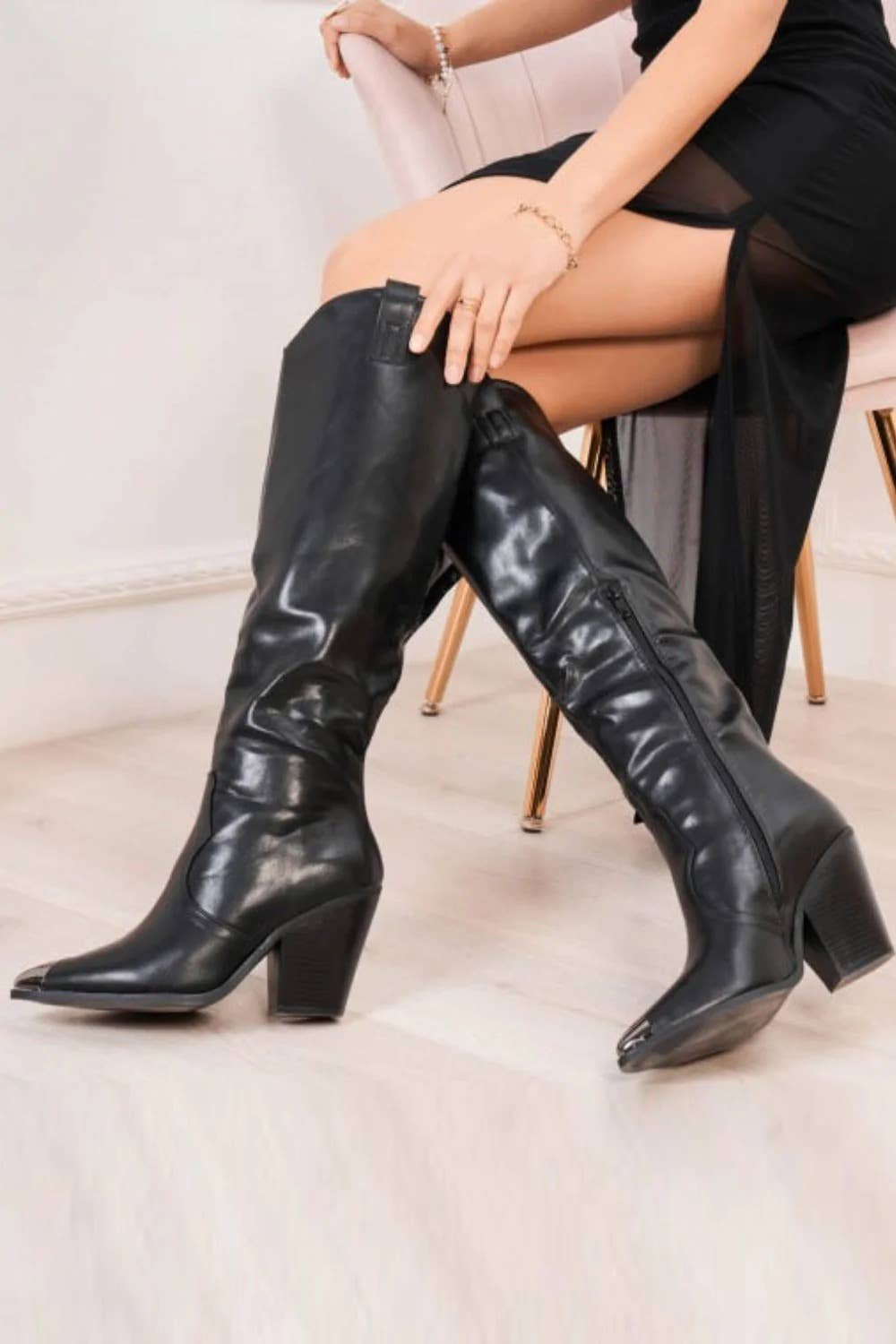 PU PRETO BOTAS COWBOY DE CANO ALTO PRETAS EM PU COM SALTO METÁLICO PONTIAGUDO para venda a revendedores na Faire2