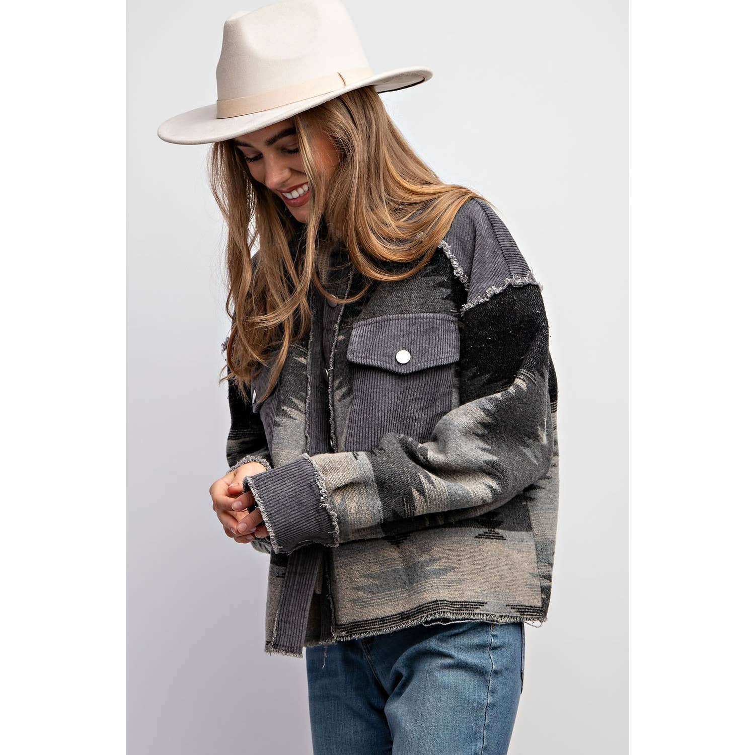 Sweet Generis – Großhandel Hemdjacke/Shacket – Damen – BUTTON-DOWN-HEMDJACKE IN BLOCKFARBEN MIT STAMMESMUSTER UND AZTEKISCHEM MUSTER16