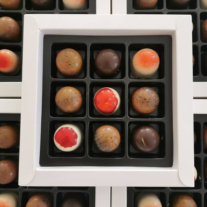 Filled chocolates in a box or box: 4 sizes available for wholesale by Les Douceurs de Louis