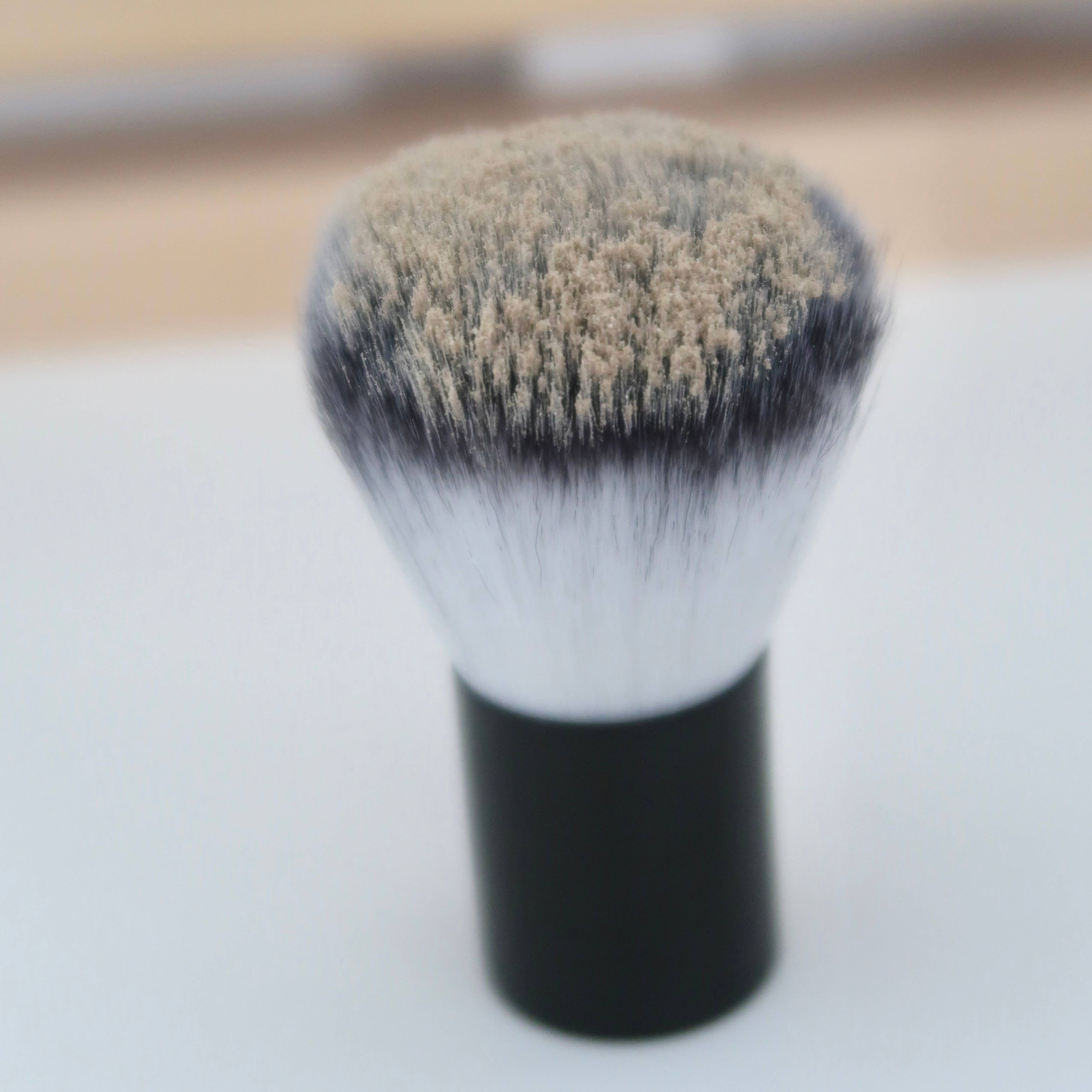 WILMOTTE COSMETIQUE - Wholesale Hair Accessories Set - Women's - Applicator brush: dry shampoo1