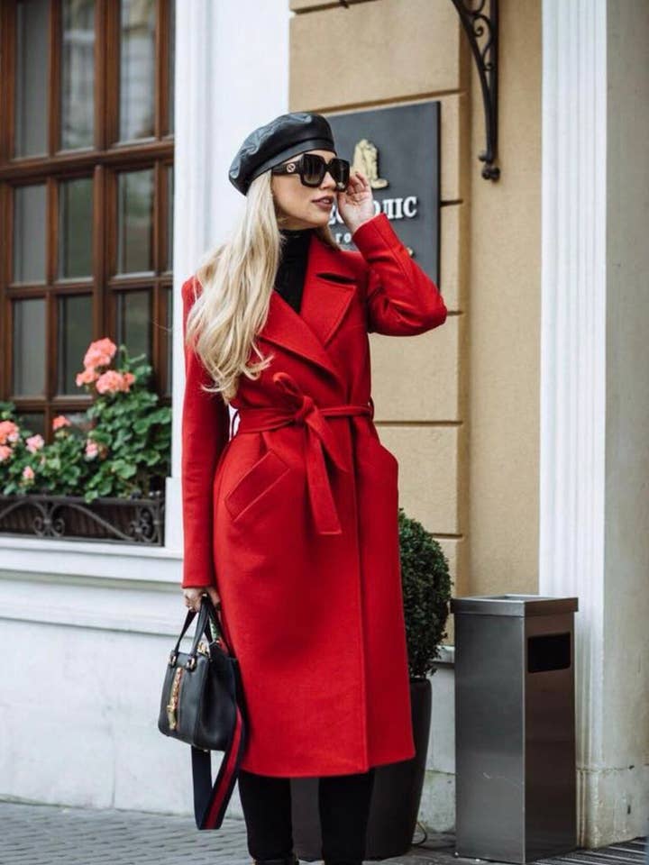 Manteau rouge ceinturé classique pour la vente par CoatA Shop