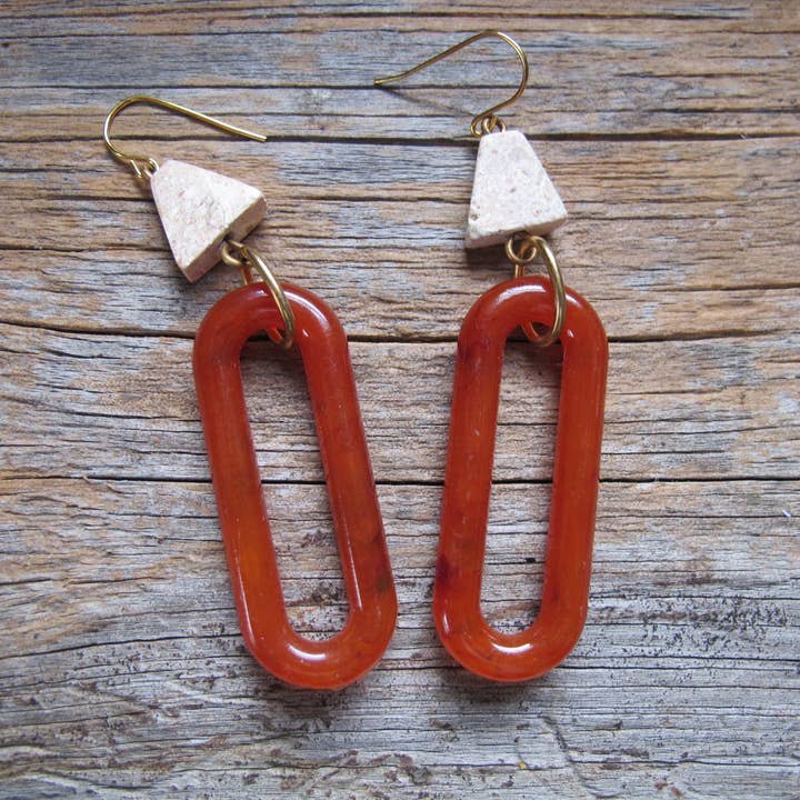 Boucles d'oreilles pendantes géométriques, boucles d'oreilles perles en céramique pour la vente par Glamourpuss Creations